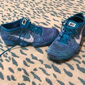 Nike flyknit zoom tennis shoes.